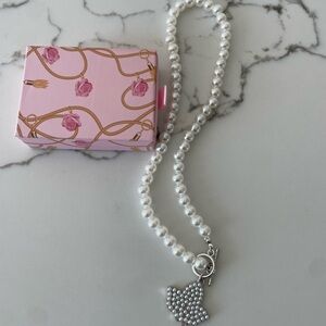 Charming women’s Pearl Necklace with Ivy Pendant